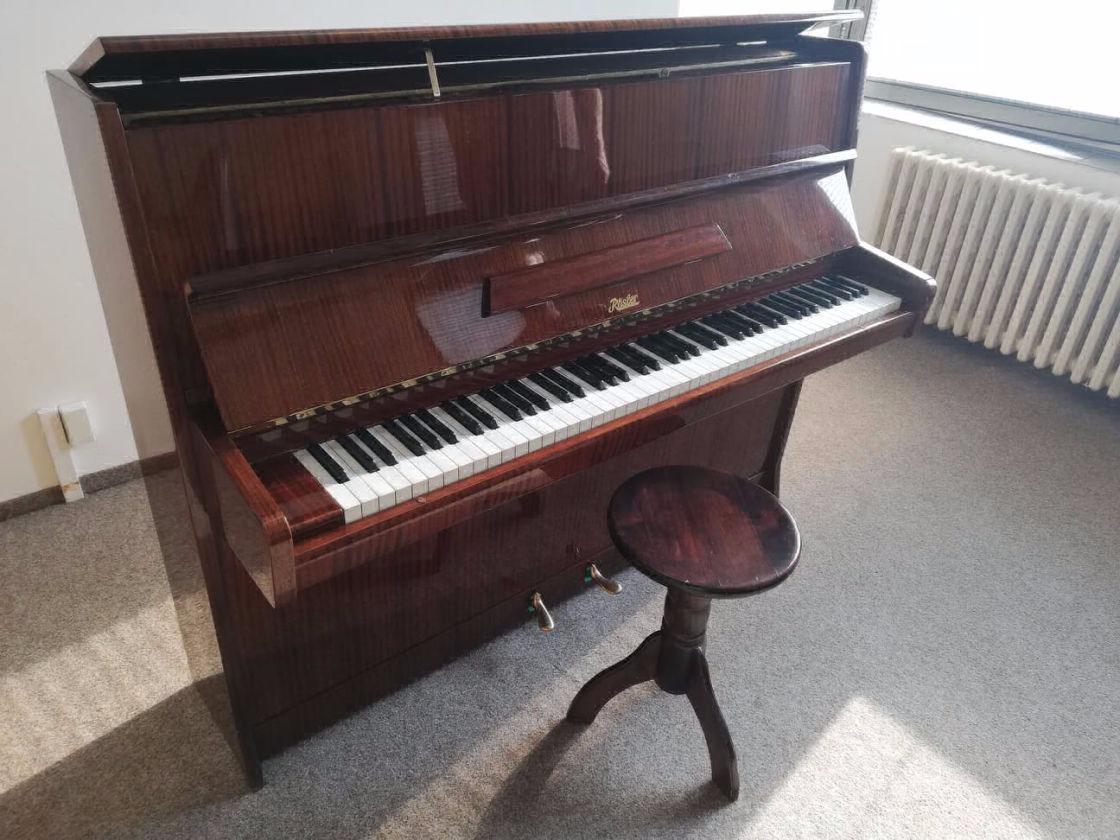 české pianino Petrof