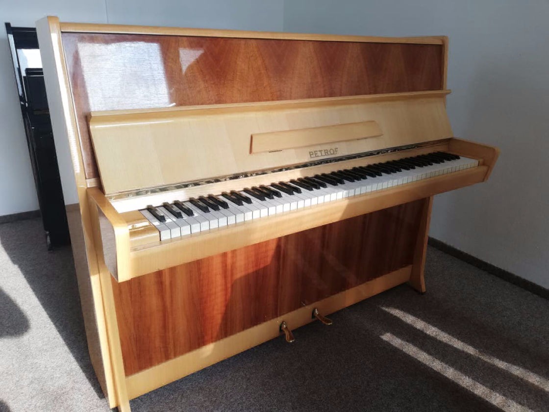 české pianino Petrof