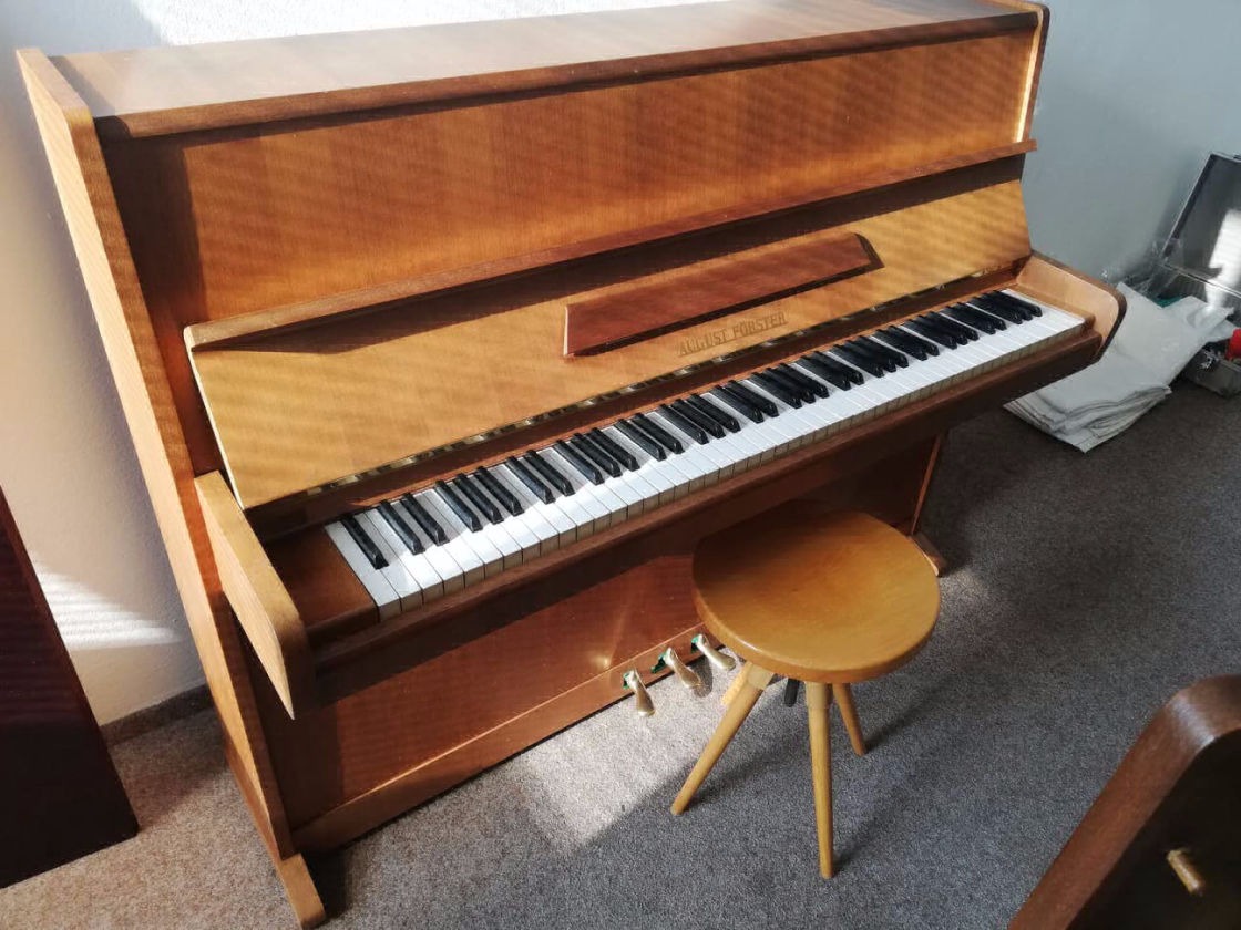 české pianino Petrof